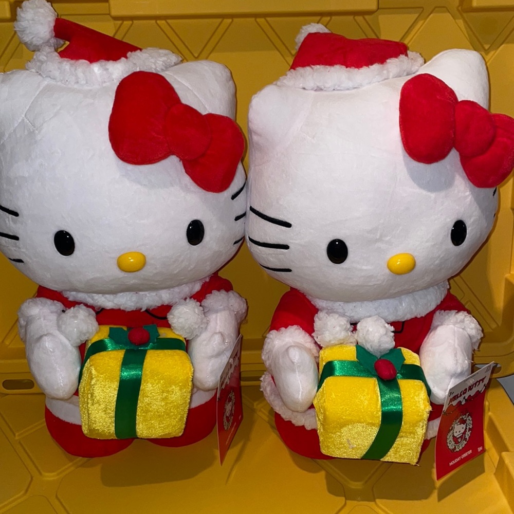 Hello Kitty Christmas Greeter Plushie Set